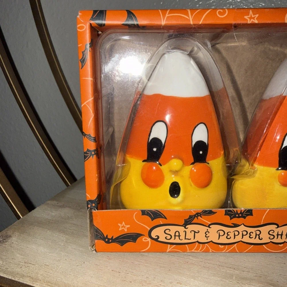 NIB Johanna Parker Nostalgia Ceramic Candy Corn & Pepper Shaker Set